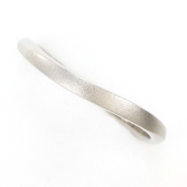 【通常価格より5%OFF】【素材】 K10/ホワイトゴールド【総重量】 約1.8g【サイズ】 約14号【最大幅】 約2mm【サイズ直し】 不可【付属品】 なし【商品の状態】 新品仕上げ済み4℃ のお品